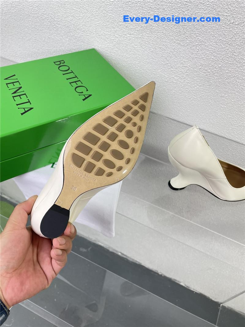 b0tt*ga Ven*ta puntas wedge pumps