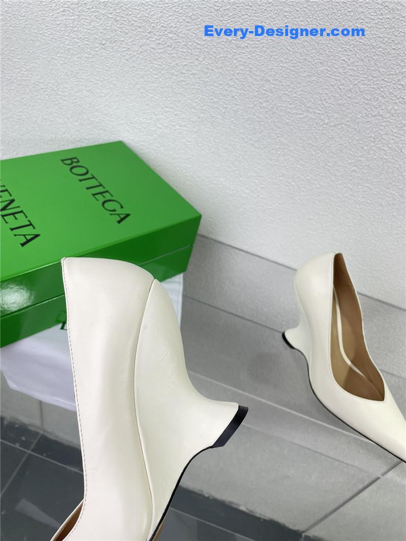 b0tt*ga Ven*ta puntas wedge pumps