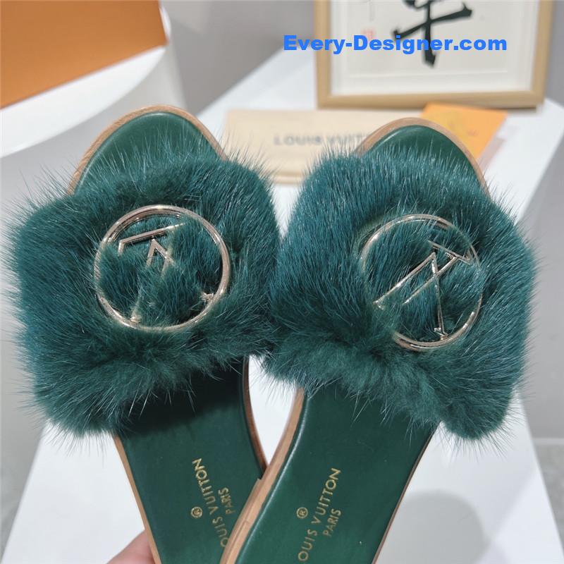 l0vis Vvtt0n lv flat open toe sandals