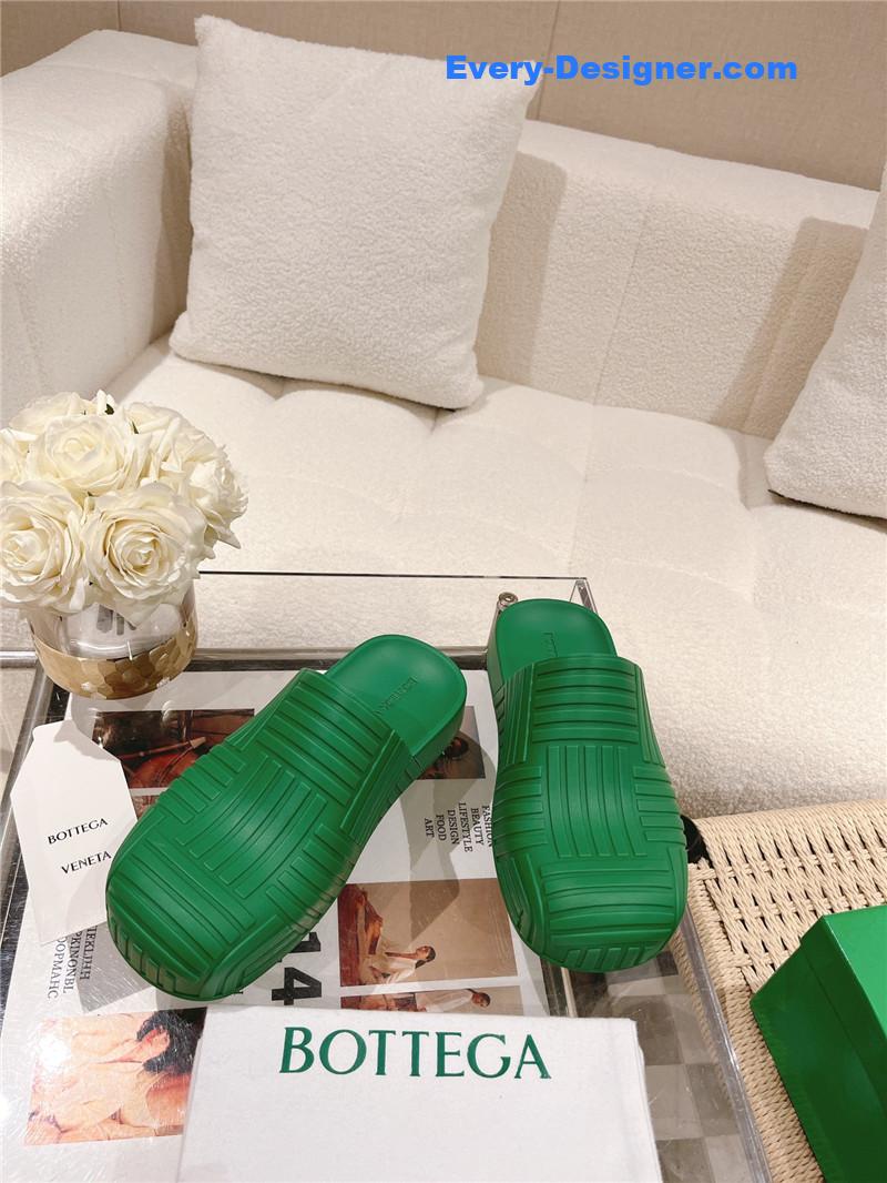 b0tt*ga Ven*ta flip flops