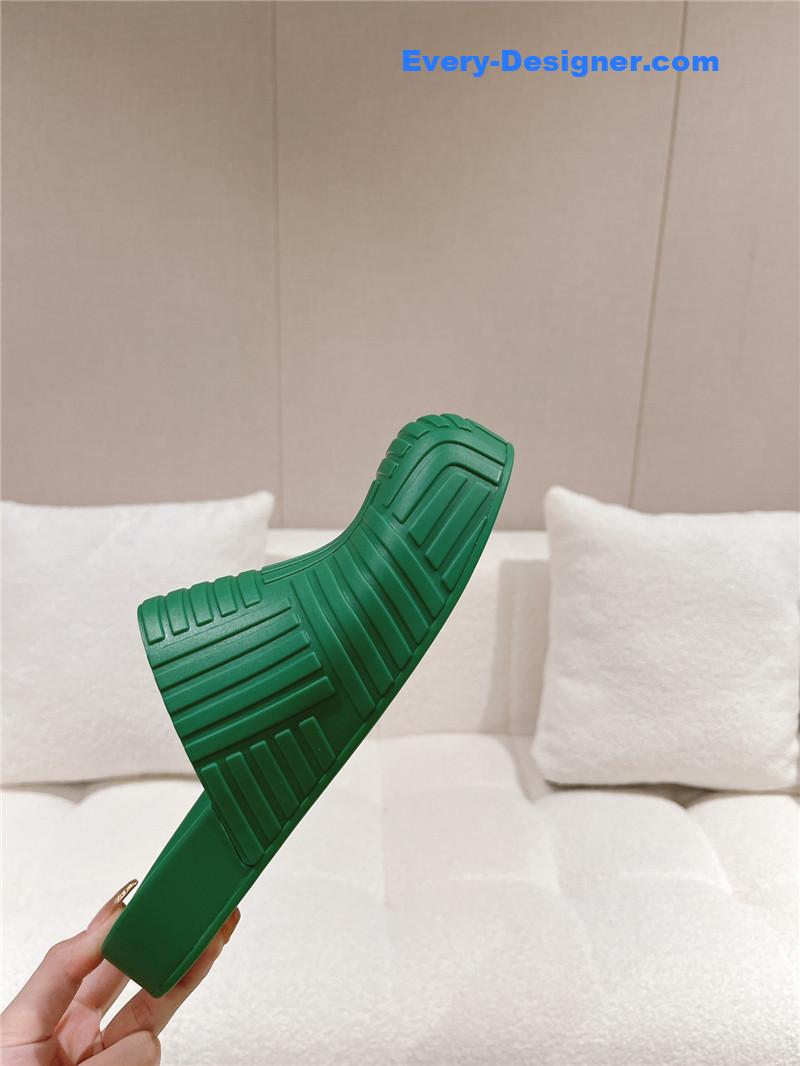 b0tt*ga Ven*ta flip flops