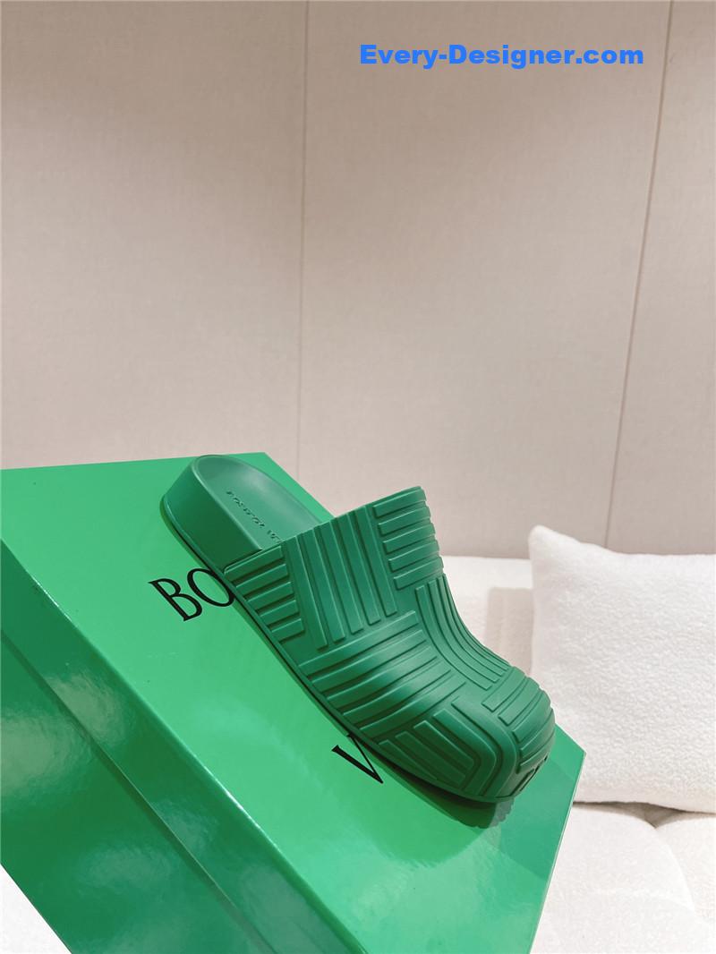 b0tt*ga Ven*ta flip flops