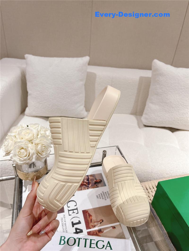 b0tt*ga Ven*ta flip flops