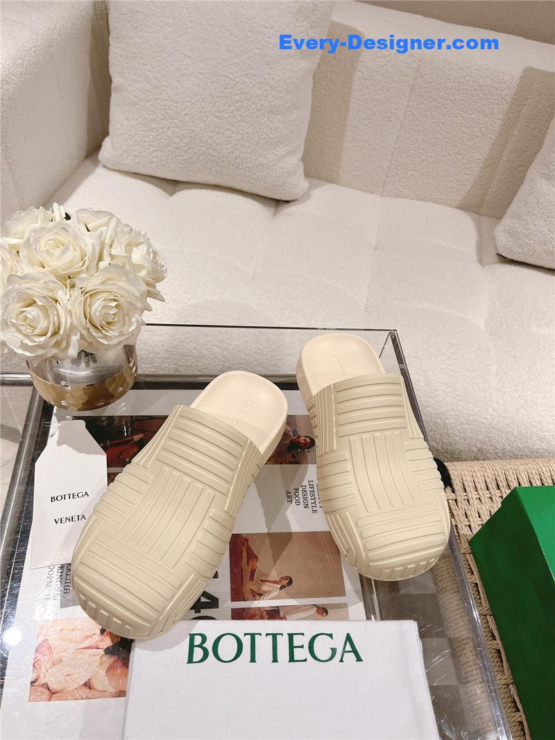 b0tt*ga Ven*ta flip flops