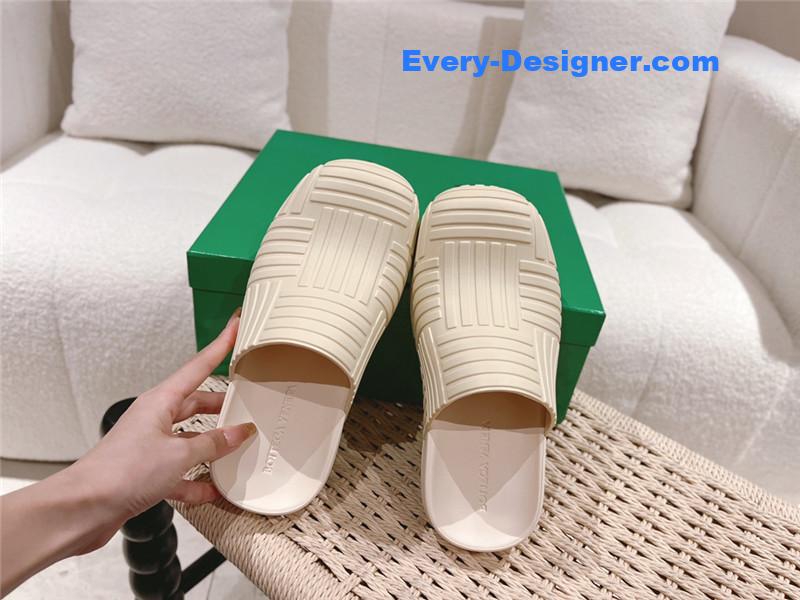 b0tt*ga Ven*ta flip flops