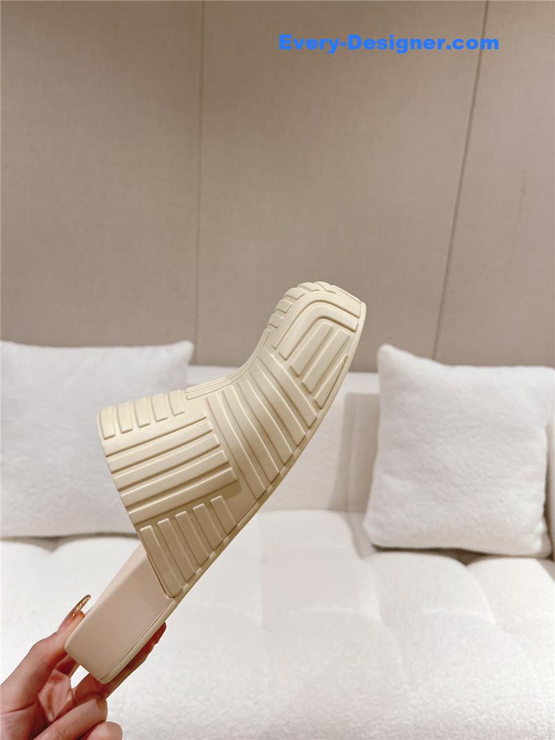 b0tt*ga Ven*ta flip flops