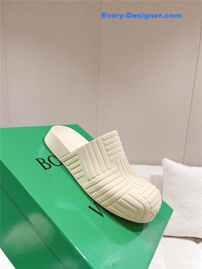 b0tt*ga Ven*ta flip flops