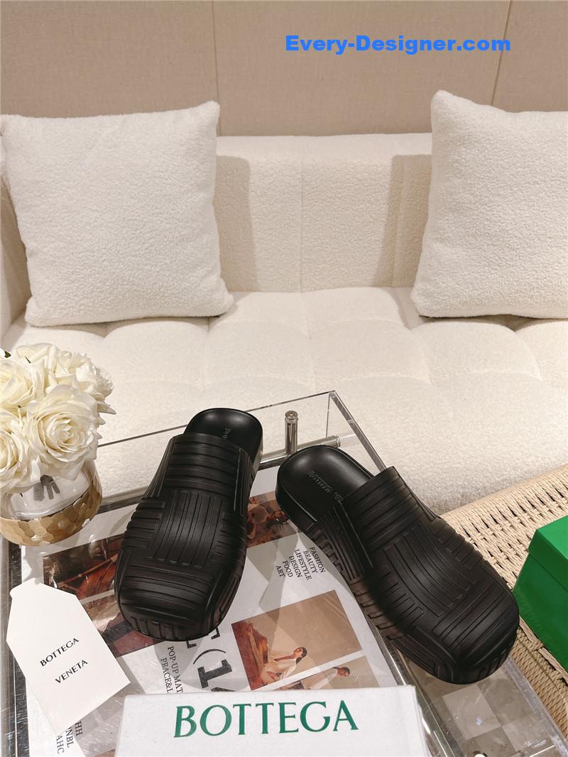 b0tt*ga Ven*ta flip flops