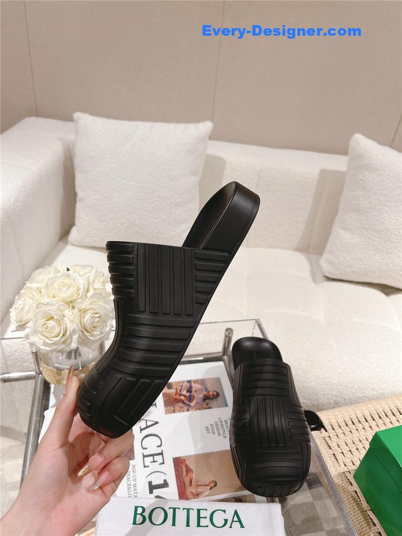 b0tt*ga Ven*ta flip flops