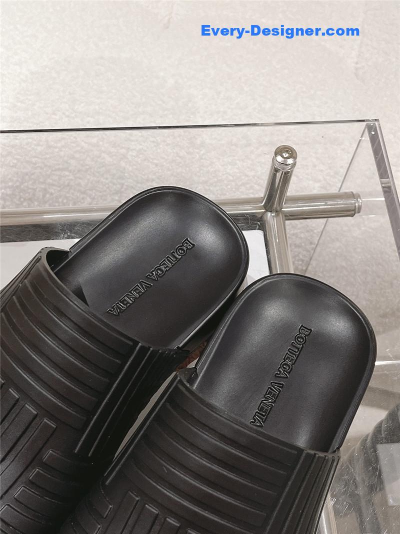 b0tt*ga Ven*ta flip flops