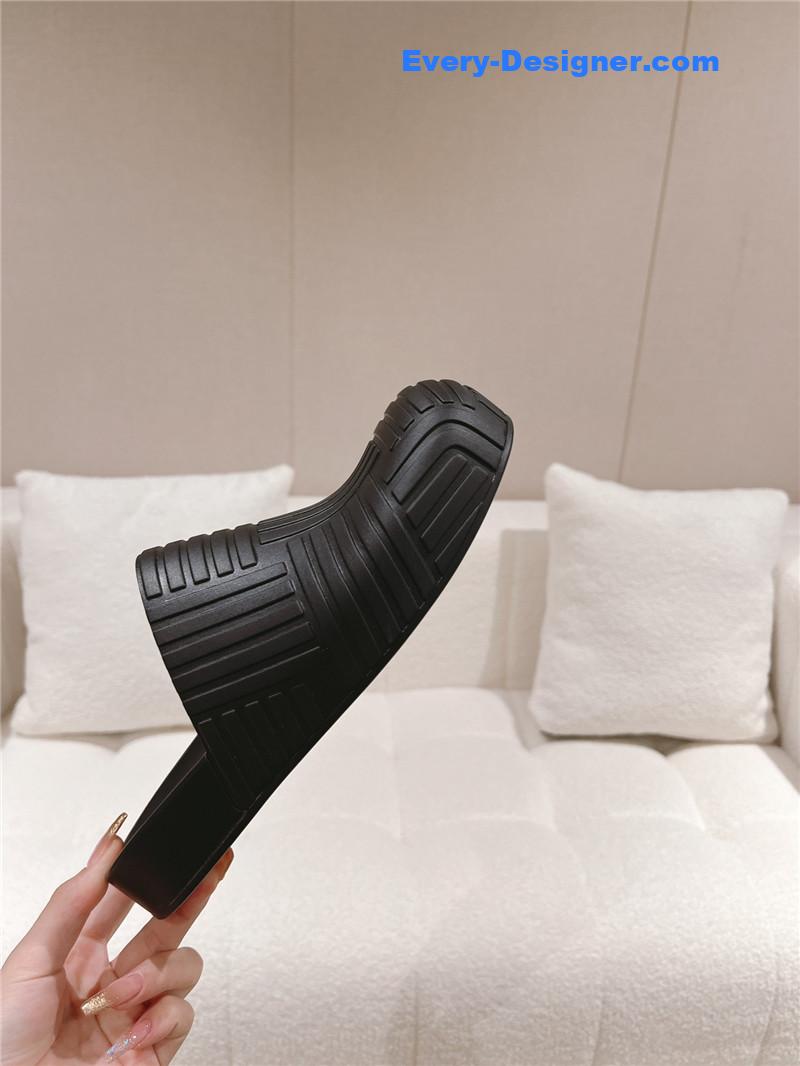 b0tt*ga Ven*ta flip flops