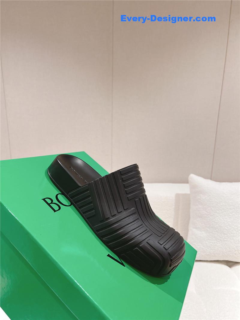 b0tt*ga Ven*ta flip flops