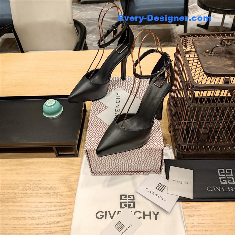 Givenchy classic lock metal buckle pumps