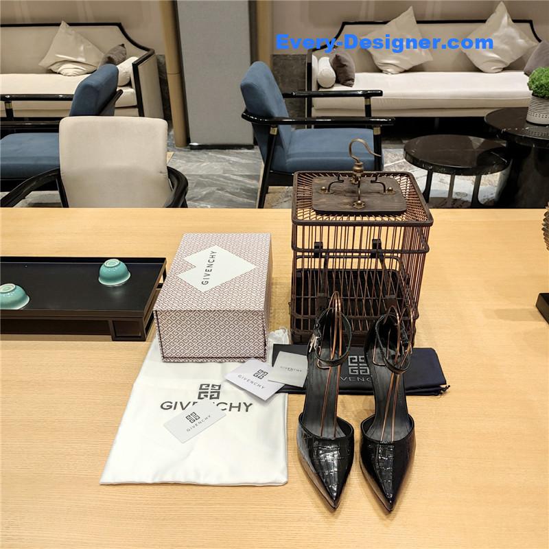 Givenchy classic lock metal buckle pumps