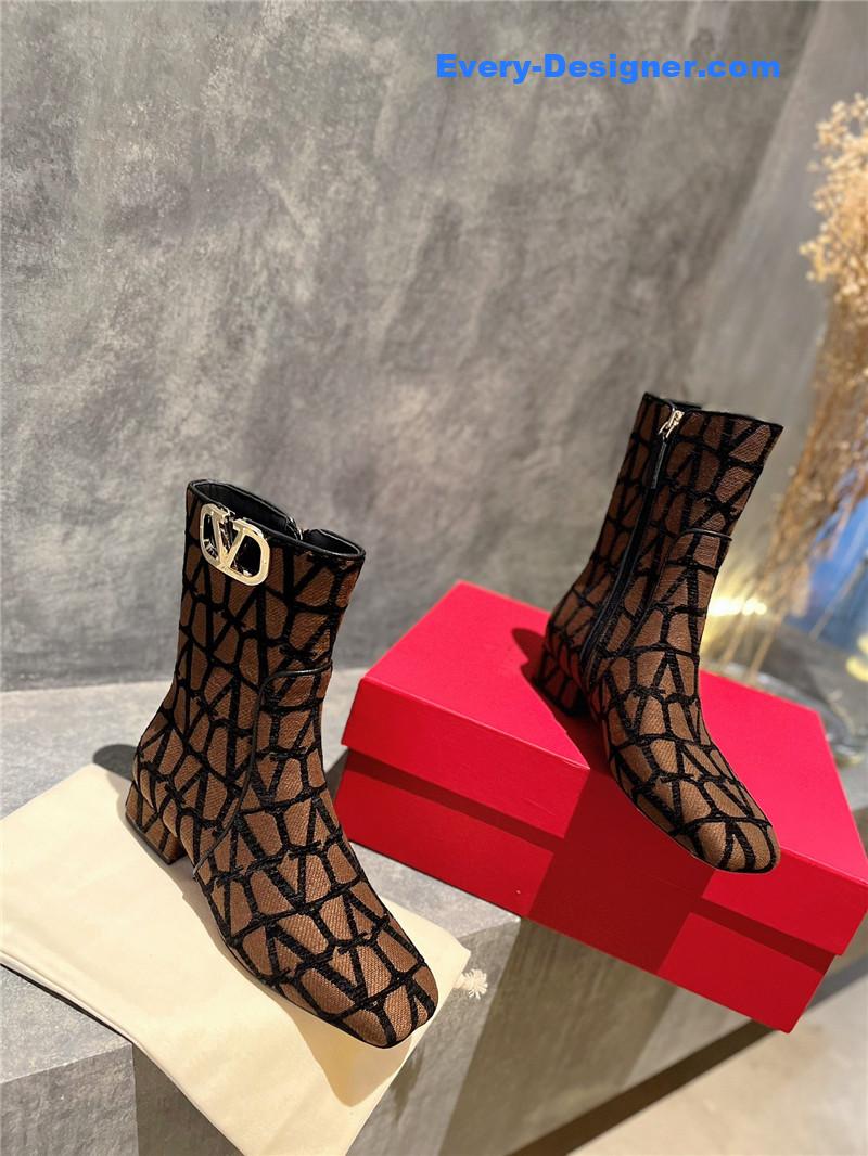 Va1e*ntin0 leather outsole ankle boots