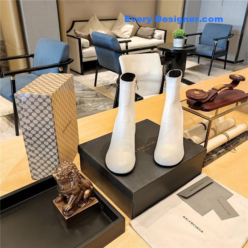 Ba1en*iaga wine glass heeled round toe boots