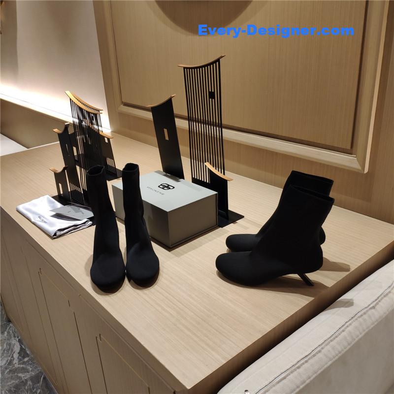 Ba1en*iaga’s new 7-shaped heel sock boots