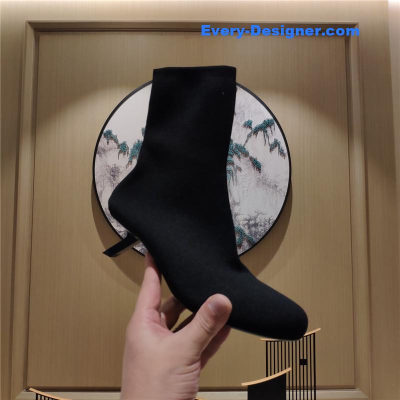 Ba1en*iaga’s new 7-shaped heel sock boots