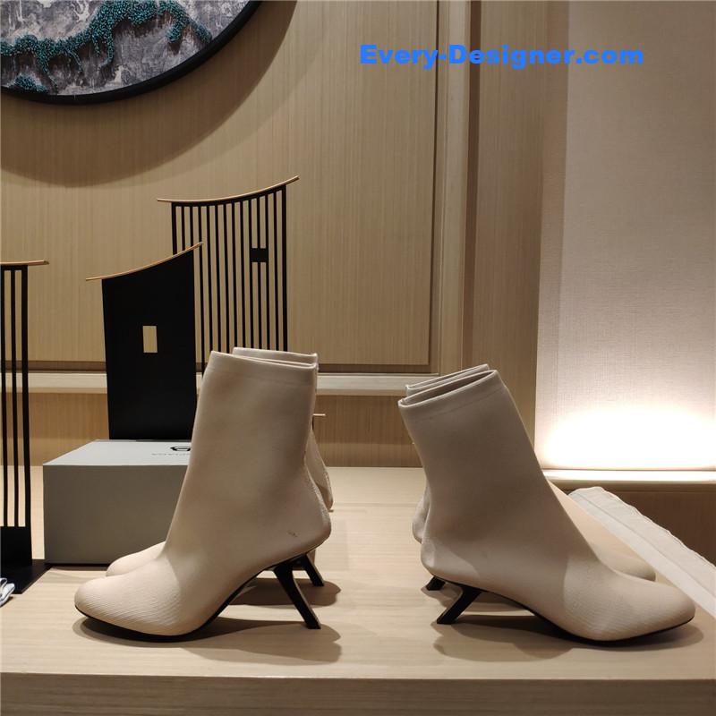 Ba1en*iaga’s new 7-shaped heel sock boots