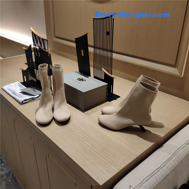 Ba1en*iaga’s new 7-shaped heel sock boots