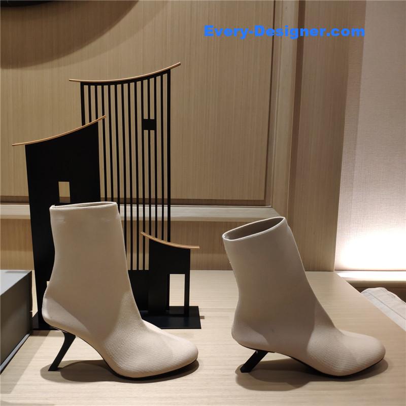Ba1en*iaga’s new 7-shaped heel sock boots