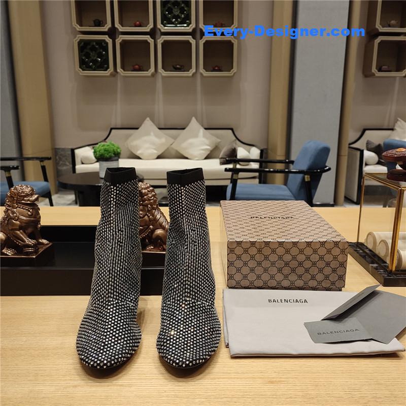 Ba1en*iaga’s new 7-shaped heel sock boots