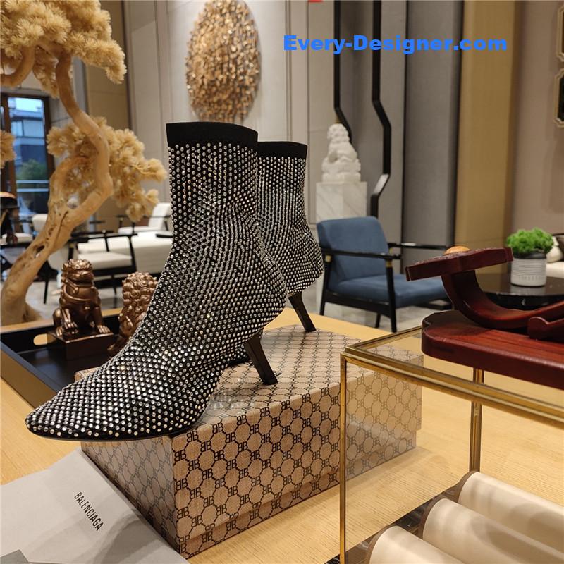 Ba1en*iaga’s new 7-shaped heel sock boots