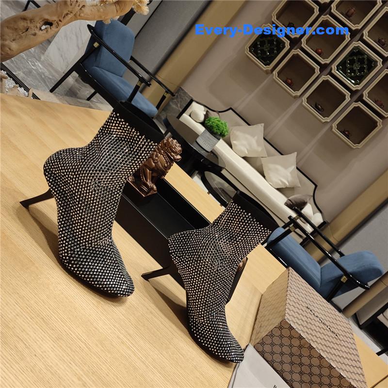 Ba1en*iaga’s new 7-shaped heel sock boots