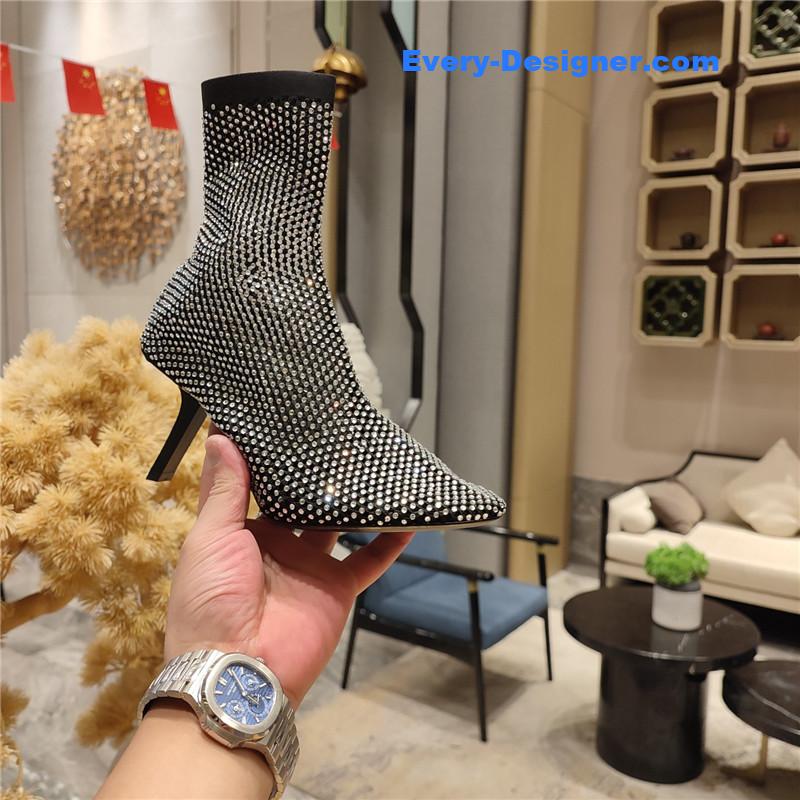 Ba1en*iaga’s new 7-shaped heel sock boots