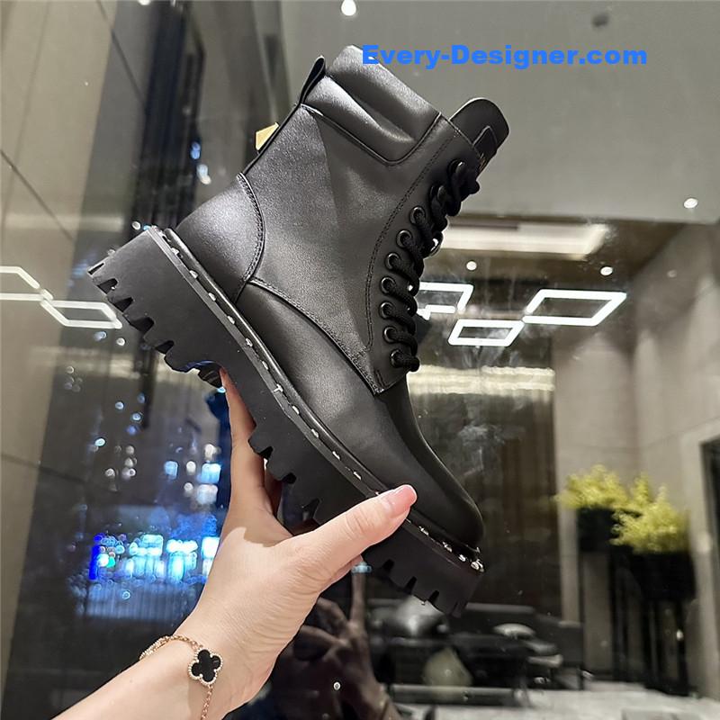 Va1e*ntin0 rivet style martin boots