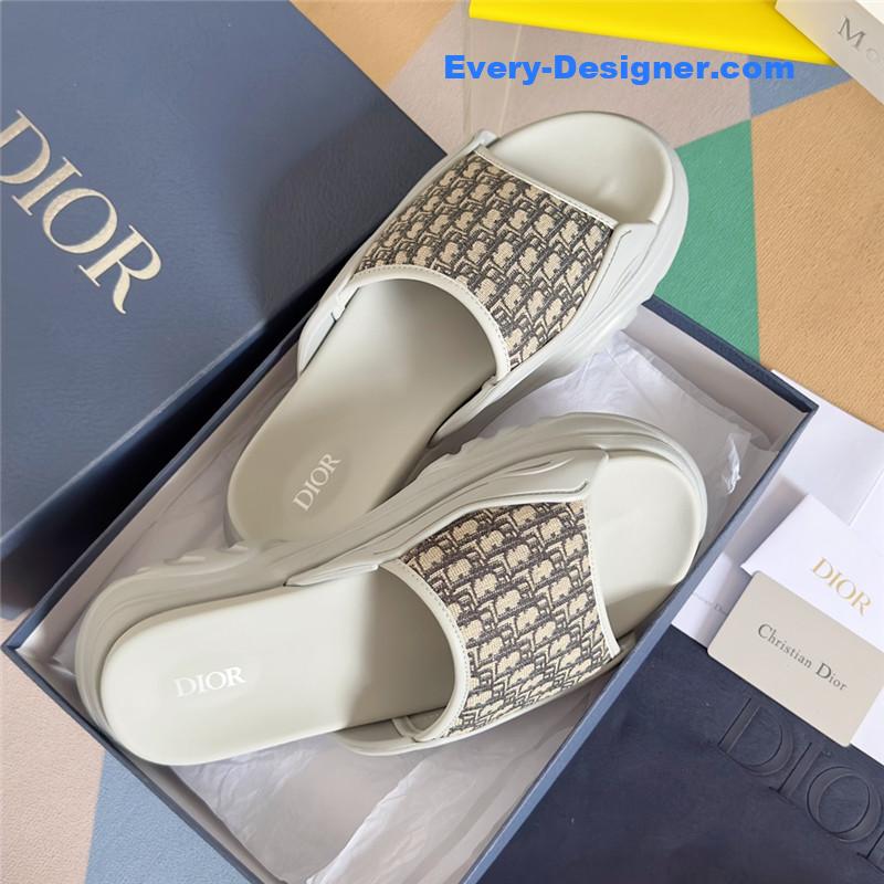 D10r couple models oblique platform slippers