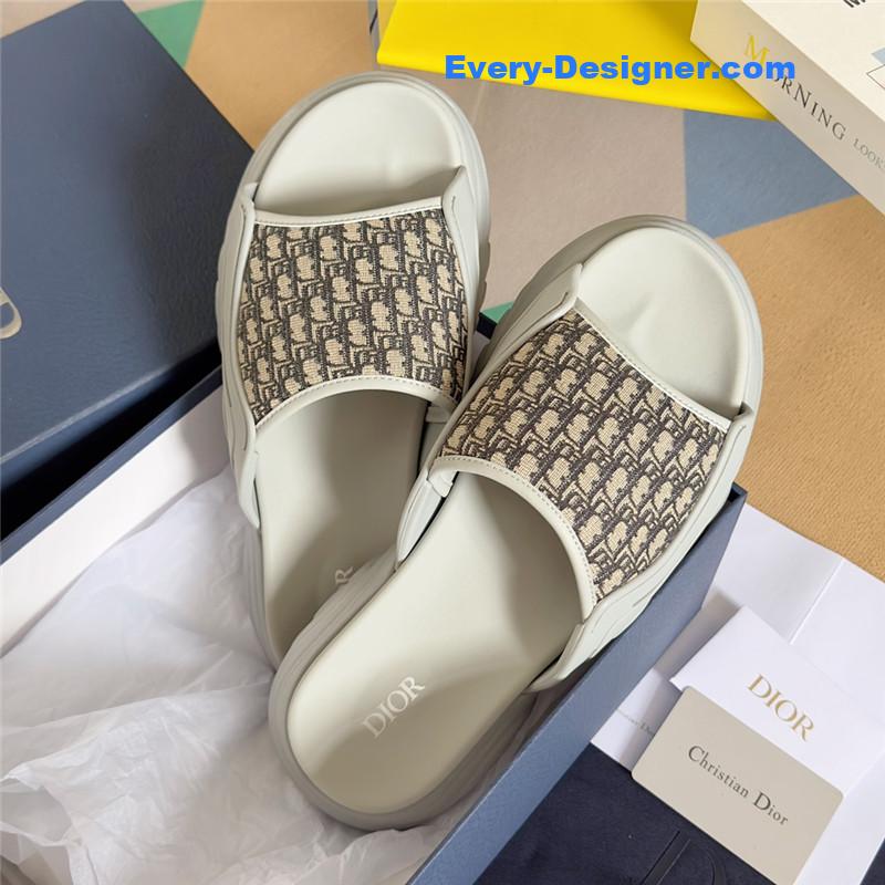 D10r couple models oblique platform slippers