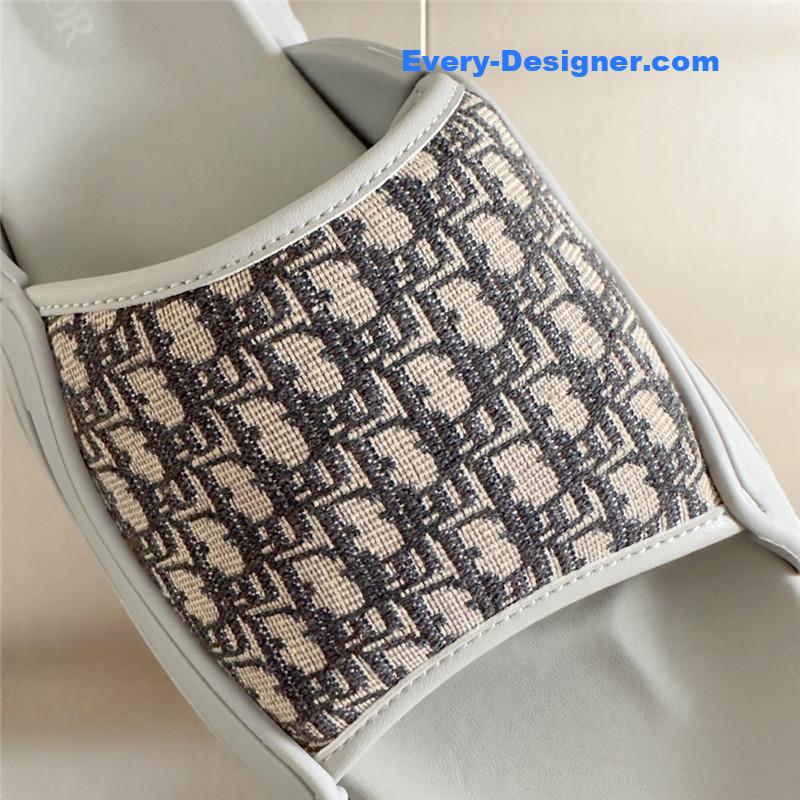 D10r couple models oblique platform slippers