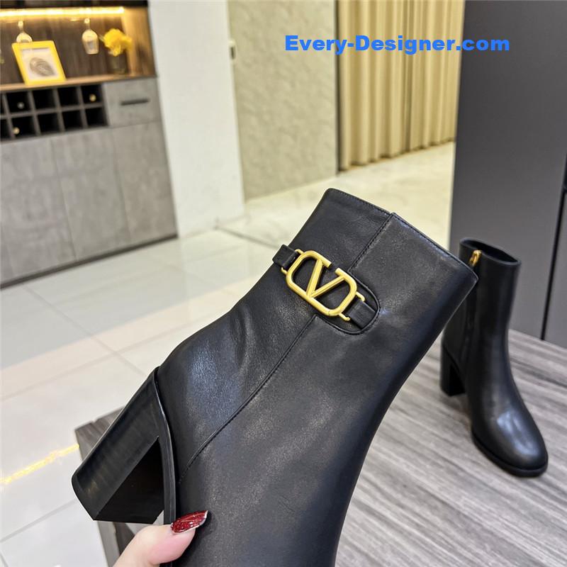 Va1e*ntin0 ankle boots in leather with v buckle in calfskin