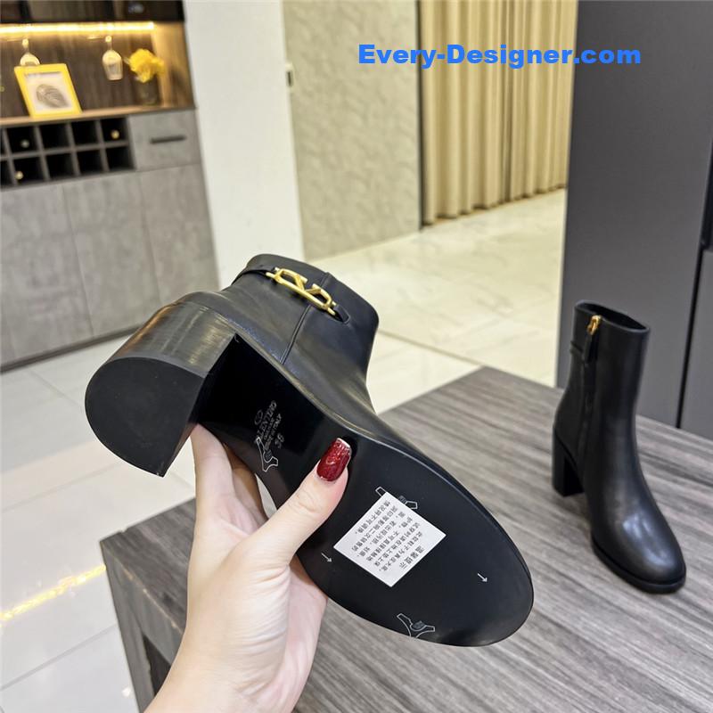 Va1e*ntin0 ankle boots in leather with v buckle in calfskin