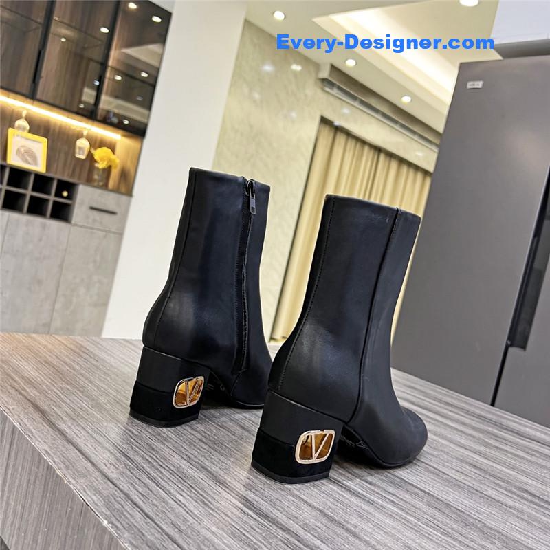 Va1e*ntin0 ankle boots in leather with v buckle in calfskin