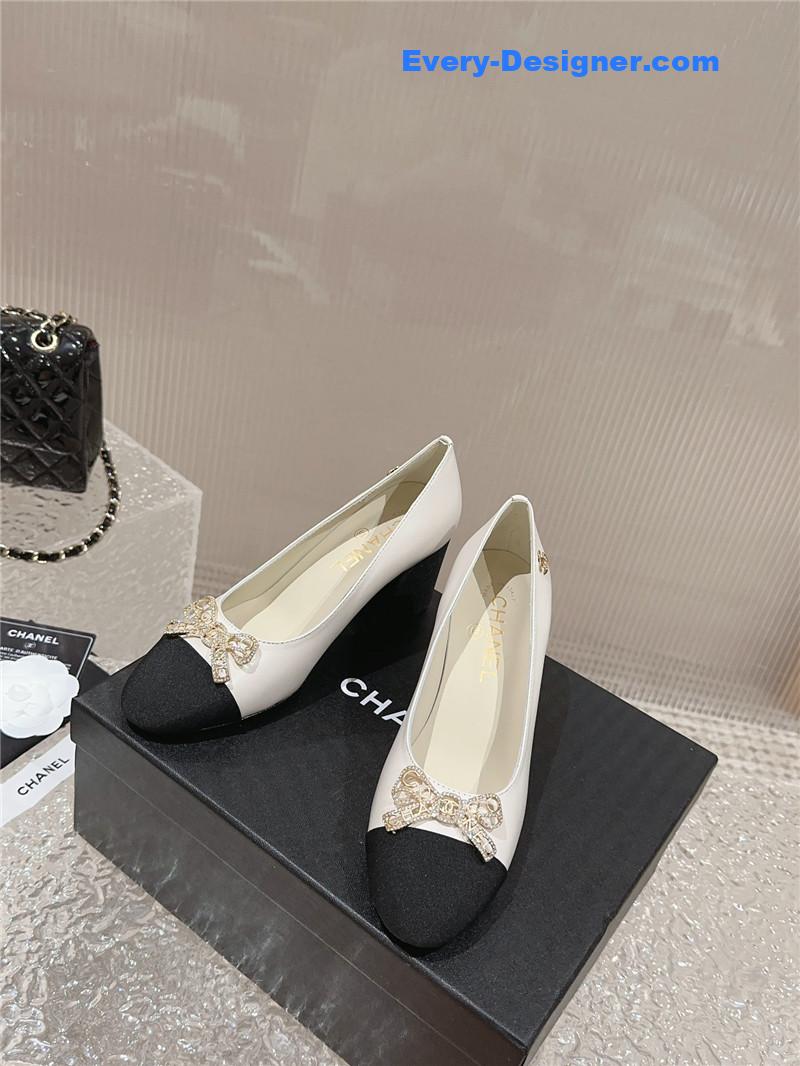 CC round toe gold chain shoes