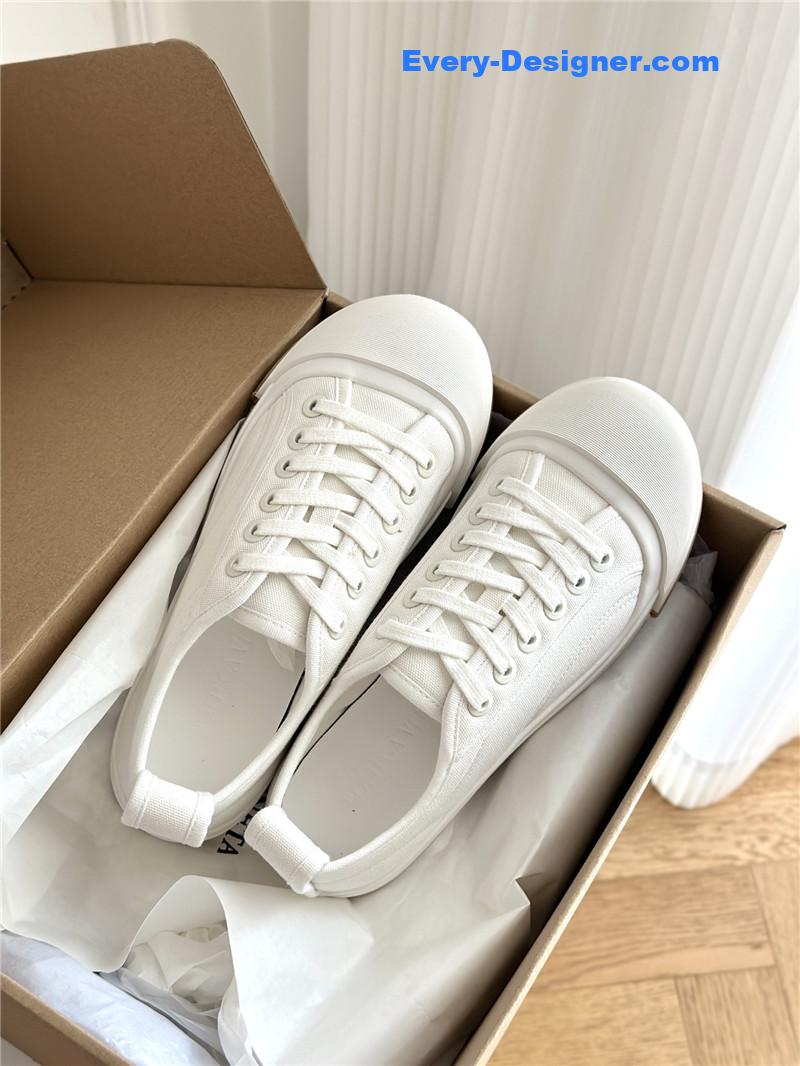 b0tt*ga Ven*ta couple sneakers