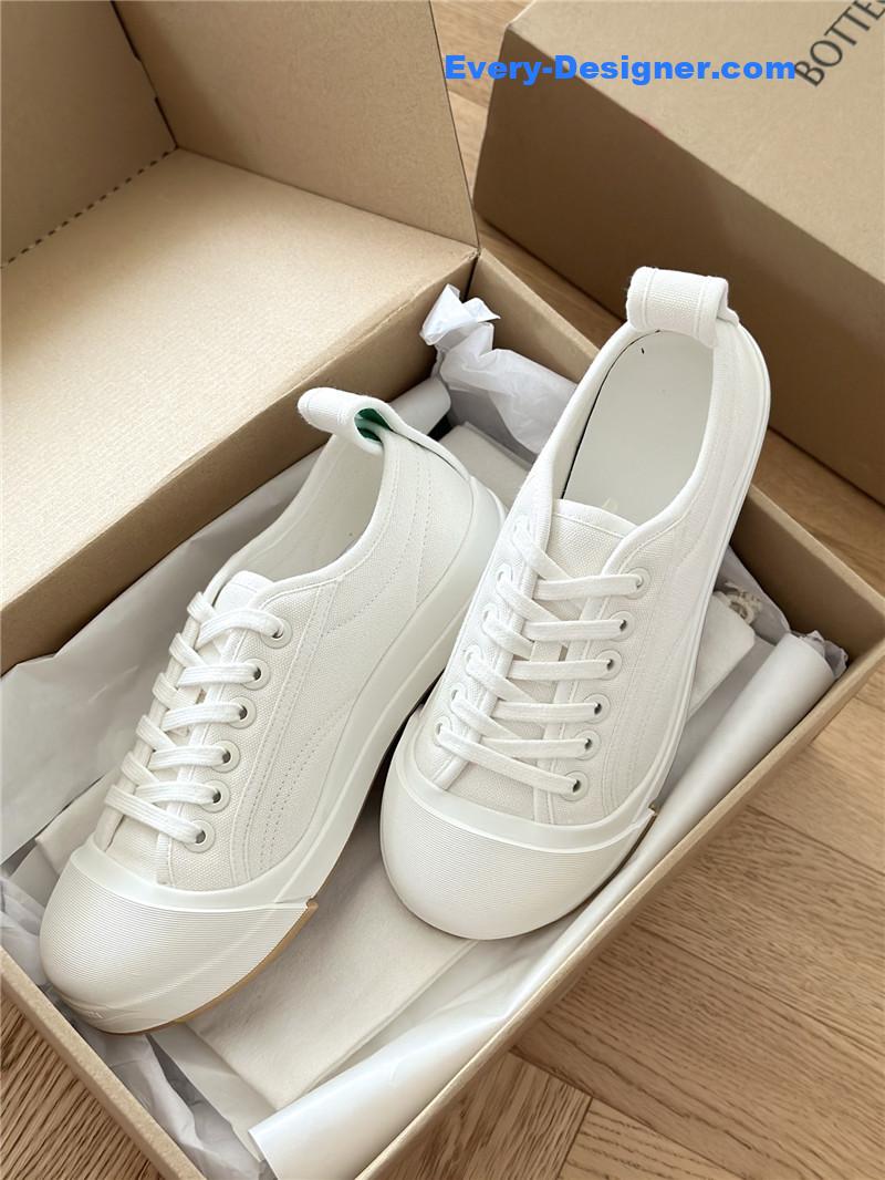 b0tt*ga Ven*ta couple sneakers