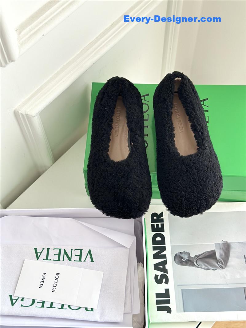 b0tt*ga Ven*ta new fur shoes