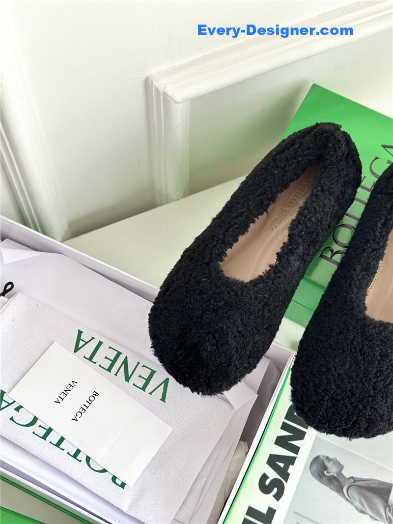 b0tt*ga Ven*ta new fur shoes