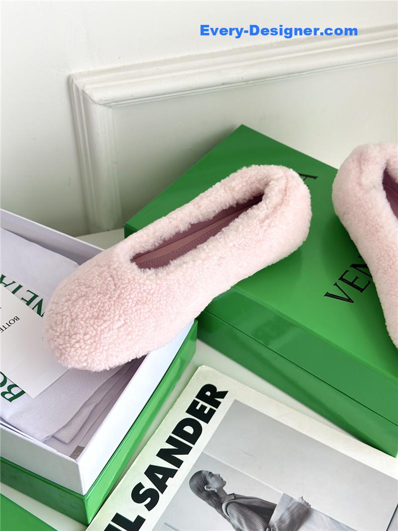 b0tt*ga Ven*ta new fur shoes