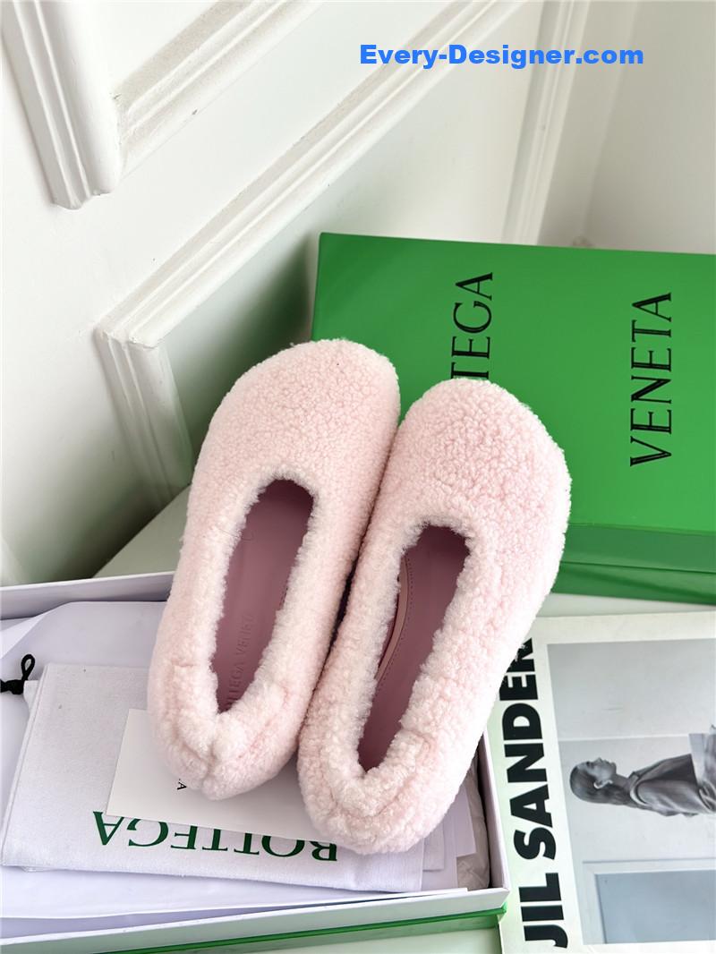 b0tt*ga Ven*ta new fur shoes