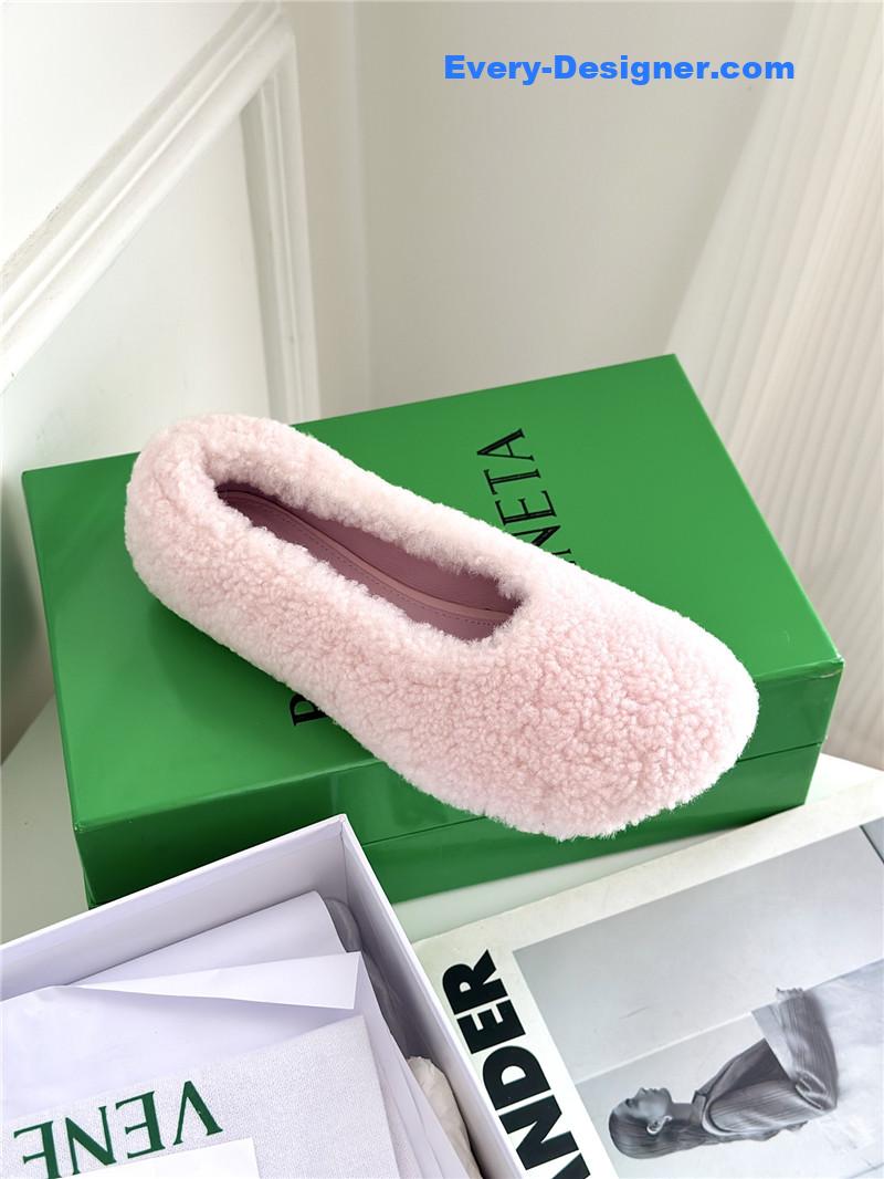 b0tt*ga Ven*ta new fur shoes