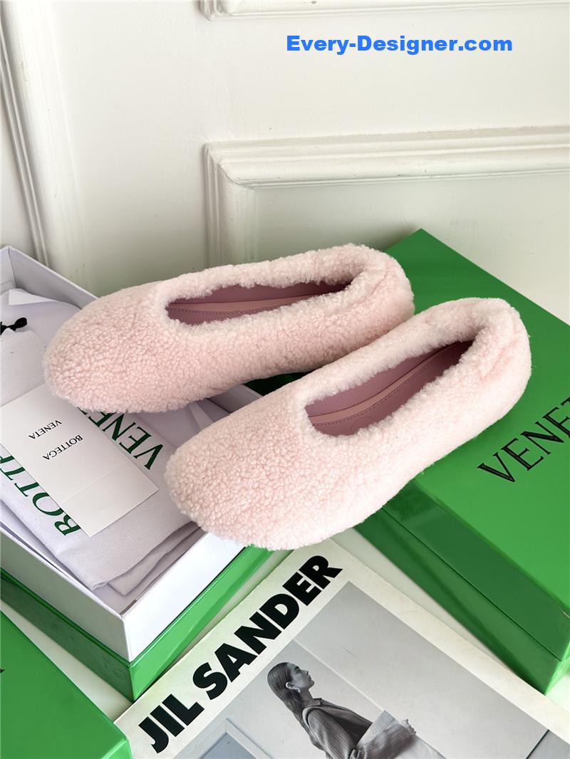 b0tt*ga Ven*ta new fur shoes