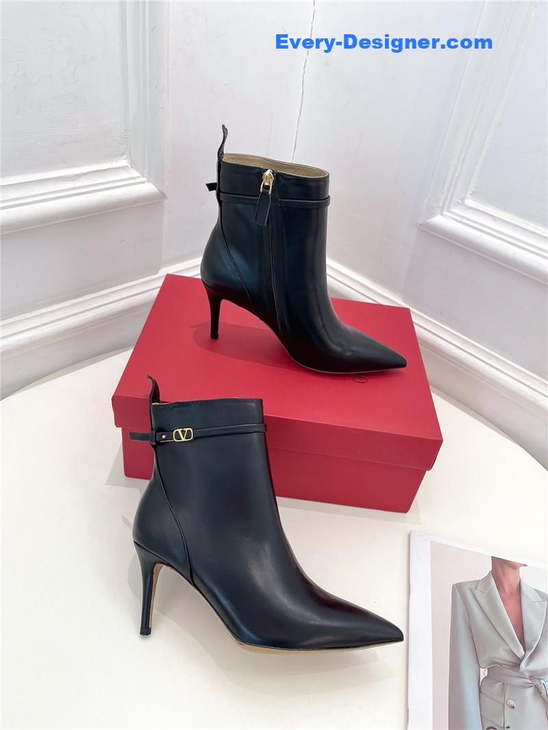 Va1e*ntin0 garavani vlogo black leather ankle boots
