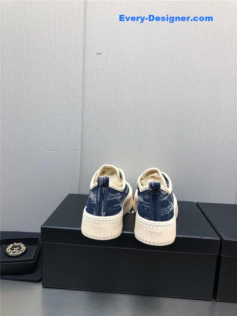 CC printed white shoes