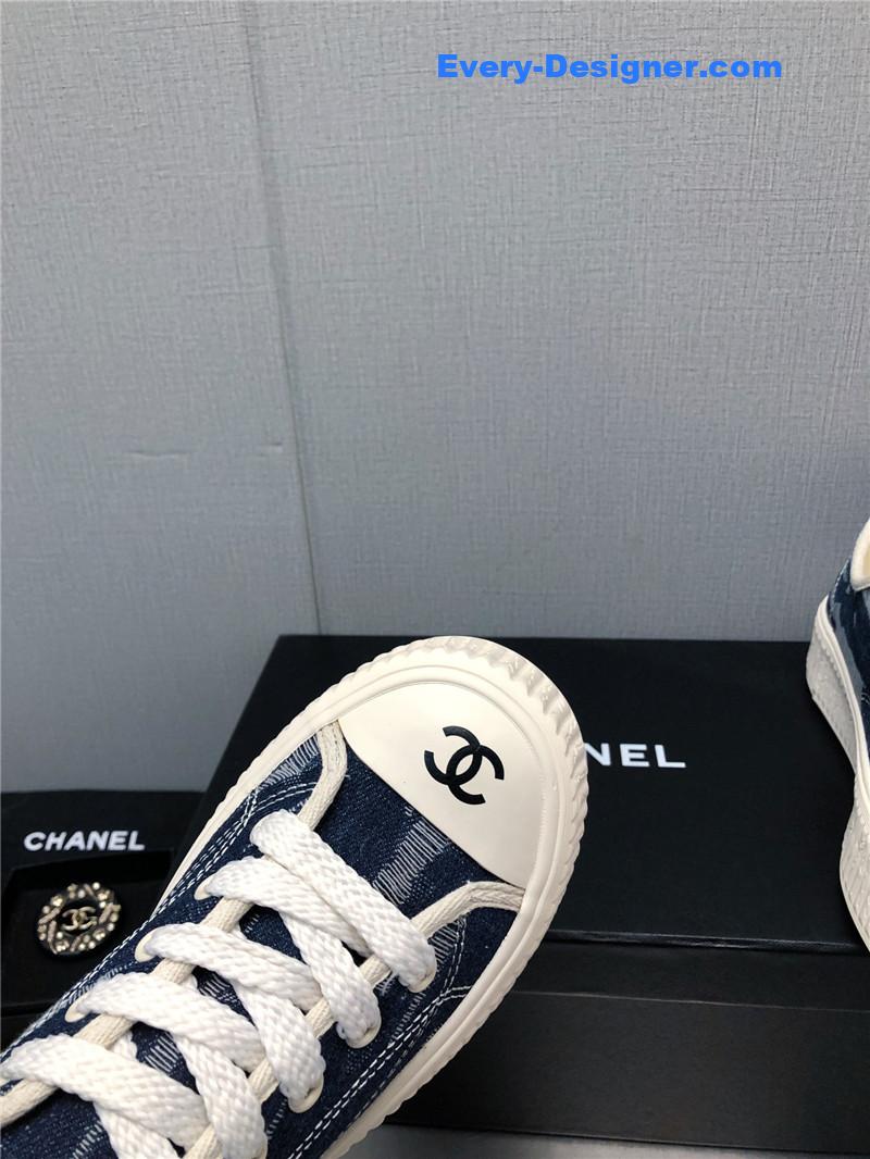 CC printed white shoes
