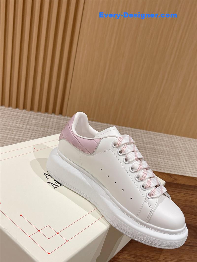 a1exa*der Mcqv*en classic all-match small white shoes