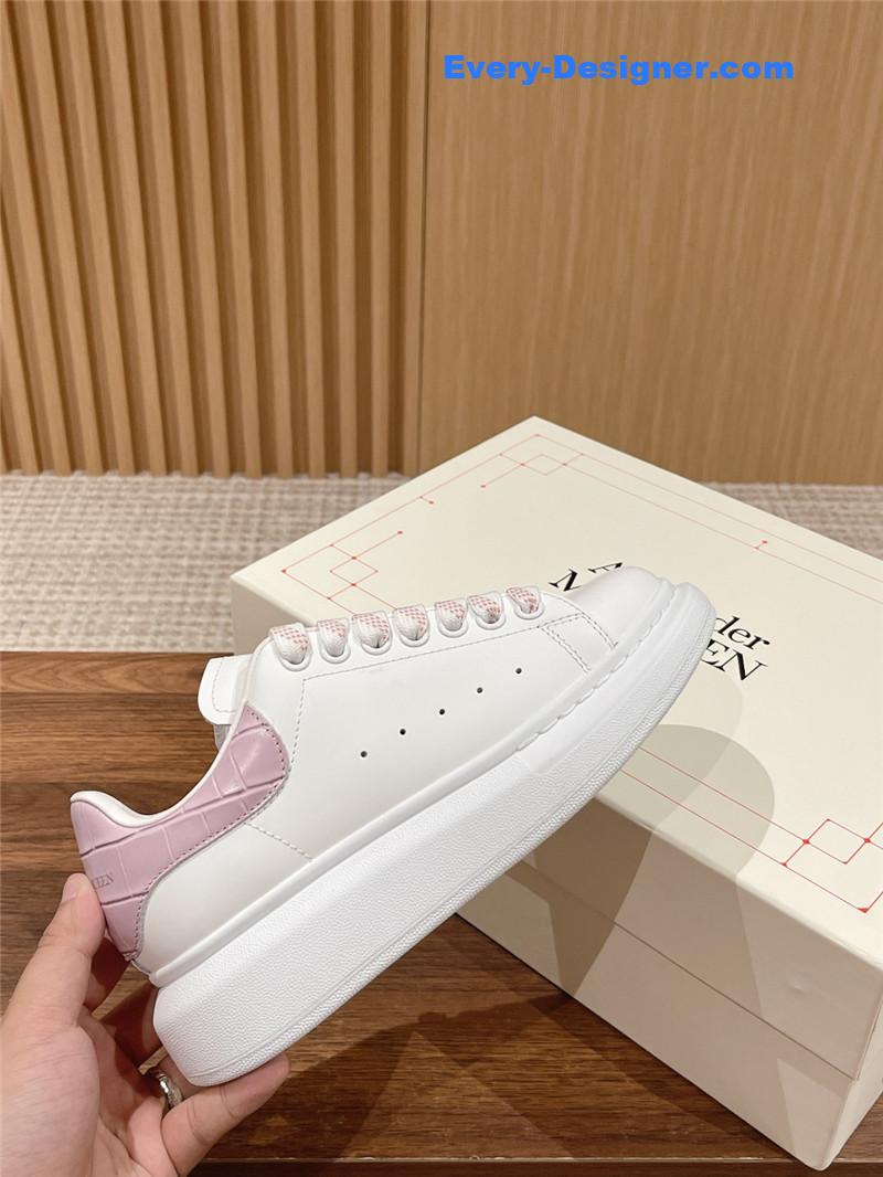 a1exa*der Mcqv*en classic all-match small white shoes